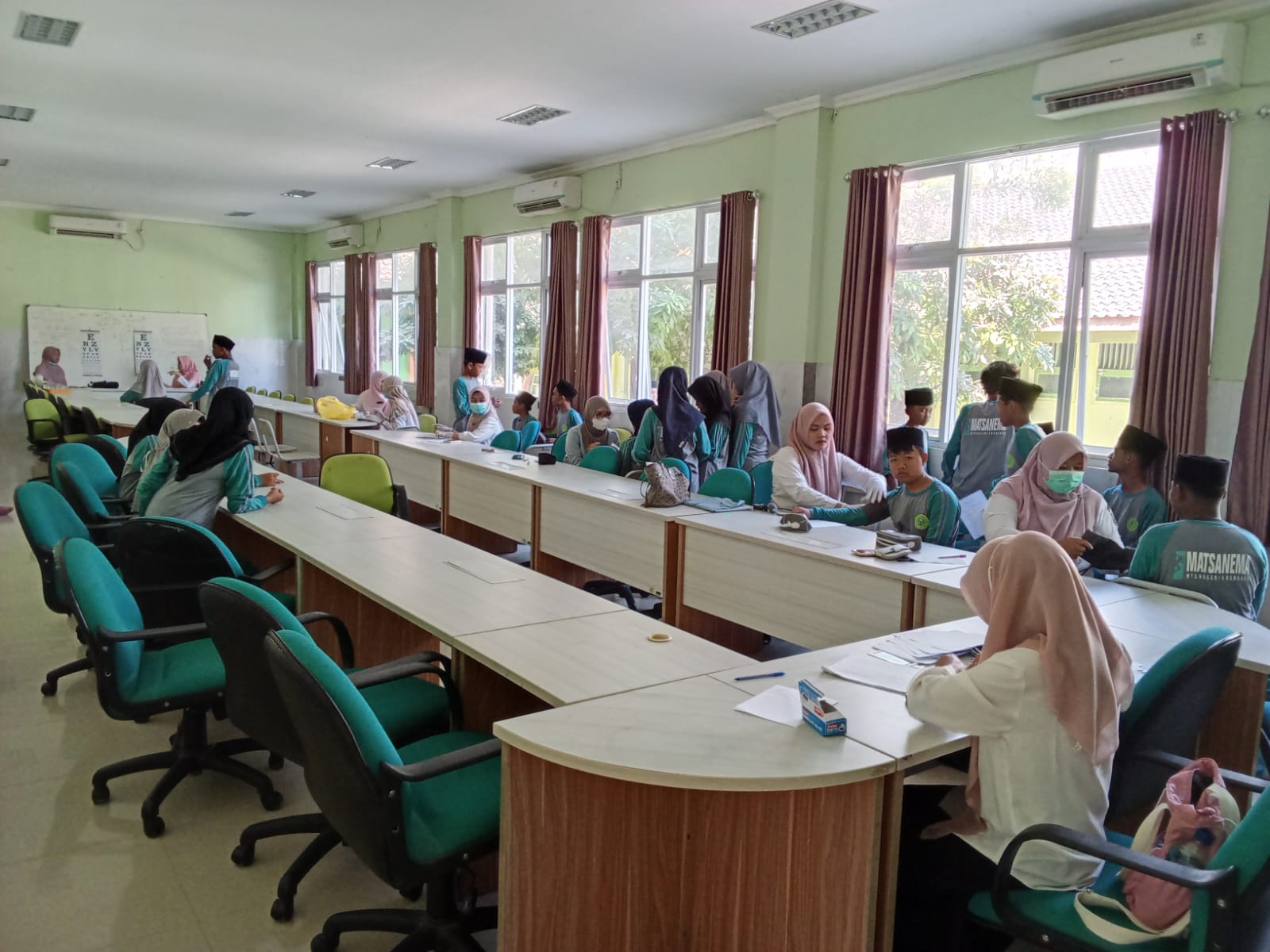 Puskesmas Melaksanakan Pemeriksaan Kesehatan Gratis bagi Siswa di Sekolah